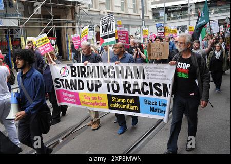 Birmingham, Inghilterra. 4 agosto 2024. I sostenitori della manifestazione ÕStop The far RightÕ tengono uno striscione ÔBirmingham Stand Up to RacismÕ, marciano attraverso il centro di Birmingham. La protesta è stata organizzata in risposta alla mobilitazione nazionale di estrema destra che ha colpito violentemente le comunità musulmane, i loro luoghi di culto, i richiedenti asilo nelle loro sistemazioni temporanee in albergo in attesa dell'esito dei loro casi. ts per il loro credito: Kevin Hayes/Alamy Live News Foto Stock