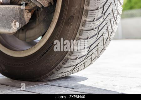 Pneumatico dell'auto danneggiato sul cerchione in lega, spaccatura lunga all'interno Foto Stock