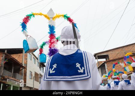 Saubara, Bahia, Brasile - 3 agosto 2024: I membri del gruppo culturale Marujada e Cheganca si esibiscono durante una parata nella città di Sauba Foto Stock