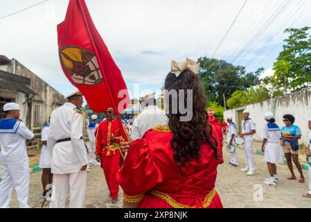 Saubara, Bahia, Brasile - 3 agosto 2024: I membri del gruppo culturale Marujada e Cheganca si esibiscono durante una parata nella città di Sauba Foto Stock