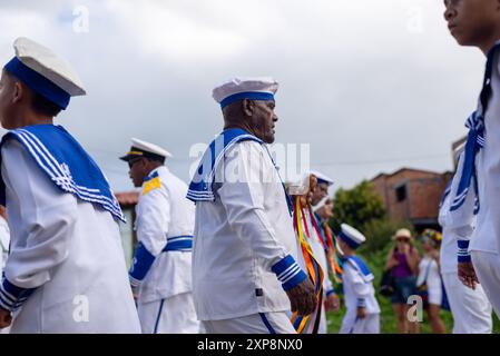 Saubara, Bahia, Brasile - 3 agosto 2024: I membri del gruppo culturale Marujada e Cheganca si esibiscono durante una parata nella città di Sauba Foto Stock