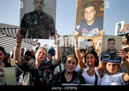 Beirut, Beirut, Libano. 4 agosto 2024. Le madri dei vigili del fuoco libanesi, vittime nel 4 agosto 2020 di un massiccio attacco portuale a Beirut, piangono durante una marcia a Beirut per celebrare il 4° anniversario dell'esplosione che ha ucciso più di 200 persone e ferito più di 6.000 persone. L'esplosione del porto di domenica arriva mentre la regione si prepara a ritorsioni dopo che uno sciopero israeliano ha ucciso un comandante di Hezbollah a Beirut e un'esplosione a Teheran, ampiamente accusata di Israele, ha ucciso il leader di Hamas Ismail Haniyeh. (Credit Image: © Marwan Naamani/ZUMA Press Wire) SOLO PER USO EDITORIALE! Non per Comm Foto Stock