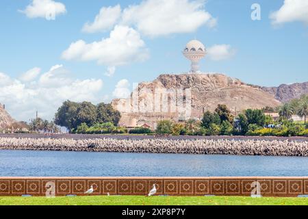 Incenso Burner Lookout Tower in piedi sulla collina, Muttrah, Oman Foto Stock