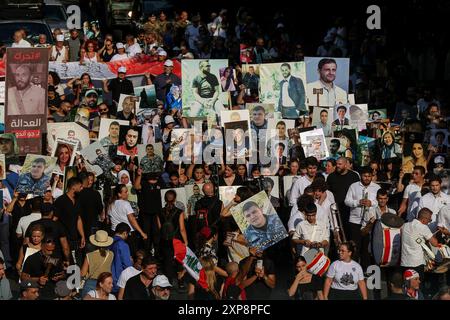 Beirut, Beirut, Libano. 4 agosto 2024. Le madri e i parenti libanesi, vittime del 4 agosto 2020 di una massiccia esplosione portuale a Beirut, marciano a Beirut per celebrare il 4° anniversario dell'esplosione che ha ucciso più di 200 persone e ferito più di 6.000 persone. L'esplosione del porto di domenica arriva mentre la regione si prepara a ritorsioni dopo che uno sciopero israeliano ha ucciso un comandante di Hezbollah a Beirut e un'esplosione a Teheran, ampiamente accusata di Israele, ha ucciso il leader di Hamas Ismail Haniyeh. (Credit Image: © Marwan Naamani/ZUMA Press Wire) SOLO PER USO EDITORIALE! Non per USO commerciale! Foto Stock