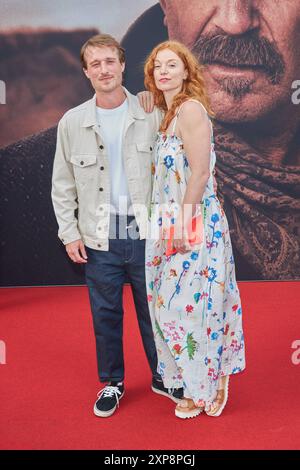 Marleen Lohse mit Mann Max Montgomery - Deutschlandpremiere des Films HORIZON im Zoo Palast a Berlino 08.04.2024. Deutschlandpremiere HORIZON *** Marleen Lohse con il marito Max Montgomery prima tedesca del film HORIZON allo Zoo Palast di Berlino l'08 04 2024 prima tedesca HORIZON Foto Stock