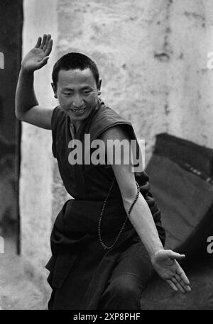 I monaci del monastero di sera praticano le loro abilità di discussione - Tibet 1995 Foto Stock