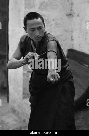 I monaci del monastero di sera praticano le loro abilità di discussione - Tibet 1995 Foto Stock