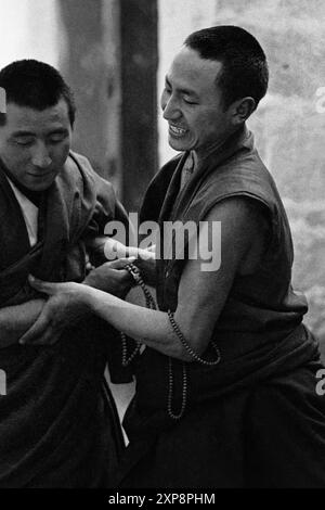 I monaci del monastero di sera praticano le loro abilità di discussione - Tibet 1995 Foto Stock