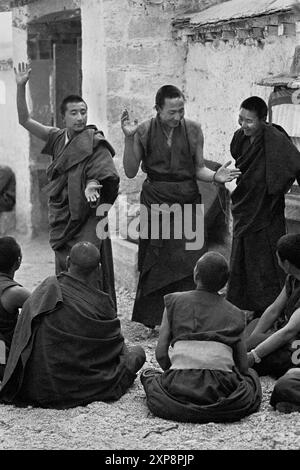 I monaci del monastero di sera praticano le loro abilità di discussione - Tibet 1995 Foto Stock