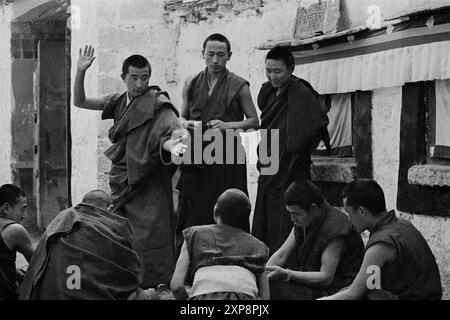 I monaci del monastero di sera praticano le loro abilità di discussione - Tibet 1995 Foto Stock