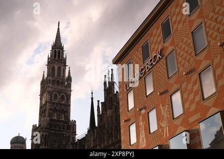 Ludwig Beck am Eck Kaufhaus Ludwig Beck in München neben Münchner Rathaus am Marienplatz. *** Ludwig Beck all'angolo con il grande magazzino Ludwig Beck i Foto Stock
