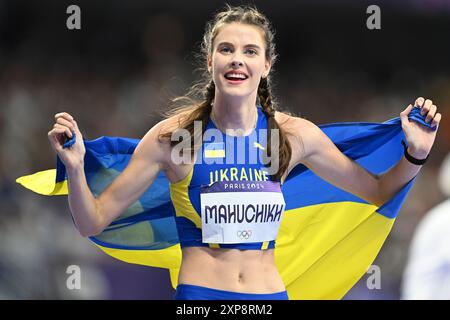 Saint Denis, Francia. 4 agosto 2024. Olimpiadi, Parigi 2024, atletica leggera, Stade de France, salto in alto, donne, finale, vincitrice Jaroslawa Mahutschich dall'Ucraina festeggia dopo la competizione. Crediti: Sven Hoppe/dpa/Alamy Live News Foto Stock