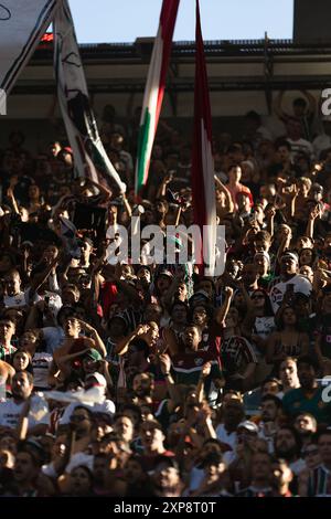 Rio De Janeiro, Brasile. 4 agosto 2024. RIO DE JANEIRO, BRASILE - 04 AGOSTO: I TIFOSI del Fluminense fanno il TIFO prima della partita tra Fluminense e Bahia nell'ambito del Brasileirao serie A 2024 allo Stadio Maracana il 4 agosto 2024 a Rio de Janeiro, Brasile. Crediti: Ruano Carneiro/Alamy Live News Foto Stock