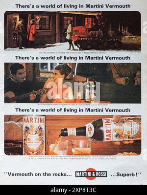 Pubblicità vintage 1965 per Martini Vermouth che mostra alle persone che si divertono in un vivace raduno con musica, conversazione e Martini Vermouth in un ambiente accogliente. Foto Stock