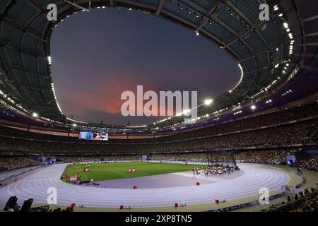 Parigi, Francia. 4 agosto 2024. Gli spettatori sono visti durante l'atletica leggera ai Giochi Olimpici di Parigi 2024 a Parigi, Francia, 4 agosto 2024. Crediti: Lai Xiangdong/Xinhua/Alamy Live News Foto Stock