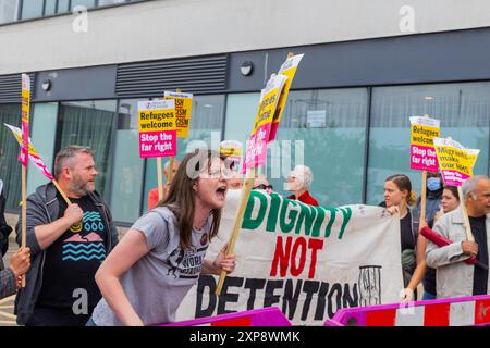 Rotherham, Regno Unito. 04 AGOSTO 2024. Contro dimostranti di Stand Up to Racism (SUTR) mentre centinaia di polizia e manifestanti si scontrano fuori da un Holiday Inn Express a Manvers Way, Rotherham. I manifestanti di destra, descritti da Sir Kier Starmer come "delinquenti", hanno dato fuoco alla proprietà, hanno distrutto il vetro e hanno combattuto con la polizia per diverse ore. Arresti multipli e feriti a rivoltosi e polizia. Credito Milo Chandler/Alamy Live News Foto Stock