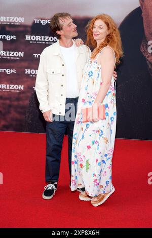 Max Montgomery und Marleen Lohse bei der Horizon Film Premiere AM 4.08.2024 a Berlino Horizon Filmpremiere a Berlino mit Kevin Costner *** Max Montgomery e Marleen Lohse al film Horizon anteprima il 4 08 2024 a Berlino Horizon film premiere a Berlino con Kevin Costner Foto Stock