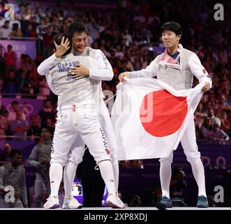 Parigi, Francia. 4 agosto 2024. La squadra giapponese di scherma celebra la vittoria dell'oro nella finale d'oro contro l'Italia al Grand Palais, il nono giorno delle Olimpiadi di Parigi, domenica 4 agosto 2024. Foto di Hugo Philpott/UPI credito: UPI/Alamy Live News Foto Stock