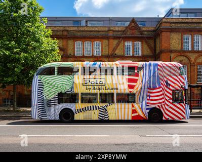 Londra, Regno Unito - 25 giugno 2024: Colorato autobus a due piani che promuove Polo di Ralph Lauren nell'ambiente urbano di Londra Foto Stock