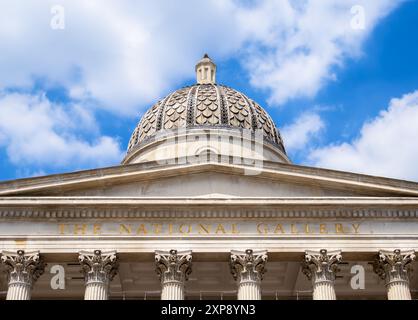 Londra, Regno Unito - 25 giugno 2024: La National Gallery di Londra è un prestigioso museo d'arte situato a Trafalgar Square Foto Stock