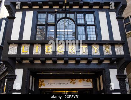 Londra, Regno Unito - 25 giugno 2024: Liberty London è un iconico grande magazzino di lusso britannico, rinomato per la sua gamma unica ed eclettica di professionisti Foto Stock