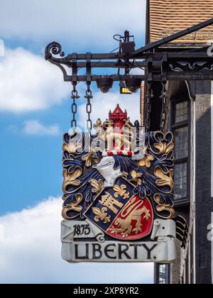 Londra, Regno Unito - 25 giugno 2024: Liberty London è un iconico grande magazzino di lusso britannico, rinomato per la sua gamma unica ed eclettica di professionisti Foto Stock