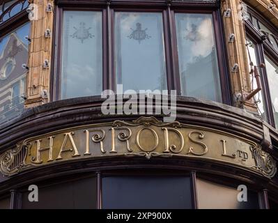 Londra, Regno Unito - 25 giugno 2024: Harrods è un grande magazzino di lusso di fama mondiale situato a Knightsbridge Foto Stock