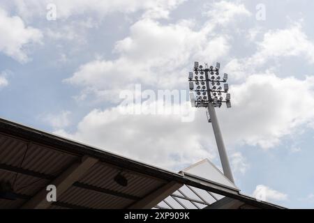 Flutlichtmast, Flutlicht SSV Ulm 1846 Fussball vs. 1. FC Kaiserslautern, Fussball, Herren, 2. Bundesliga, 1. Spieltag, Saison 24/25, GER, 04.08.2024, LE NORMATIVE DFL/DFB VIETANO QUALSIASI USO DI FOTOGRAFIE COME SEQUENZE DI IMMAGINI E/O QUASI-VIDEO, foto: Eibner-Pressefoto/Wolfgang Frank Foto Stock