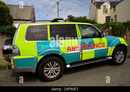 Set di pellicole di servizio ambulanza per salute e sicurezza sul set. Llantwit Major durante le riprese della serie TV della BBC Death Valley. 26 luglio 2024. Estate Foto Stock