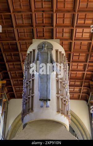 "Majestas" di Jacob Epstein, Una grande scultura raffigurante Gesù Cristo, la cattedrale di Llandaff, Cardiff, Galles. Data: Luglio 2024 Foto Stock