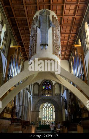 "Majestas" di Jacob Epstein, Una grande scultura raffigurante Gesù Cristo, la cattedrale di Llandaff, Cardiff, Galles. Data: Luglio 2024 Foto Stock