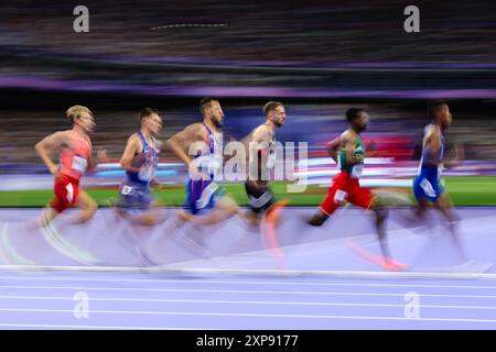 PARIGI, FRANCIA. 4 agosto 2024. Concorrenti in azione durante la semifinale maschile di 1500 m il giorno nove dei Giochi Olimpici di Parigi 2024 allo Stade de France, Parigi, Francia. Crediti: Craig Mercer/Alamy Live News Foto Stock