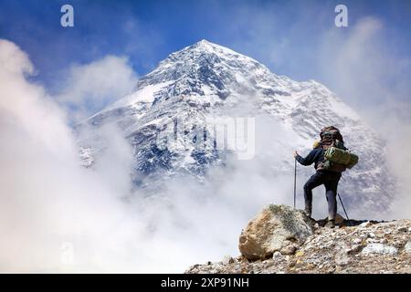 Vista del Monte Everest 8848m da Kala Patthar con turisti sulla strada per il campo base Everest, il parco nazionale Sagarmatha, la valle Khumbu, Solukhumbu, Nepal Foto Stock