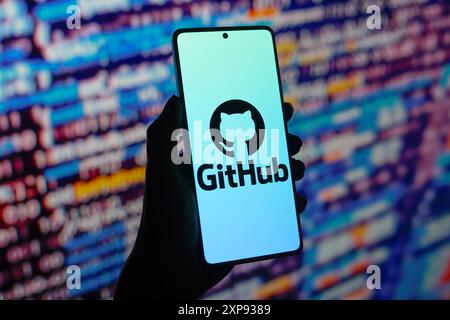 In questa immagine, il logo GitHub viene visualizzato sullo schermo di uno smartphone. Foto Stock