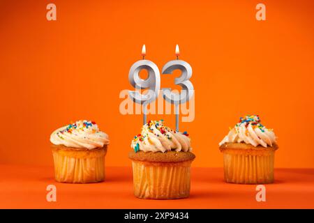 Candle Number 93 - Festa con cupcake di compleanno su sfondo arancione Foto Stock