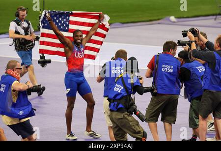 Parigi, Francia. 4 agosto 2024. Noah Lyles degli Stati Uniti celebra la medaglia d'oro durante la finale maschile dei 100 m allo Stade de France durante la gara di atletica leggera dei Giochi Olimpici di Parigi 2024 a Parigi, in Francia, domenica 4 agosto 2024. Foto di Maya Vidon-White/UPI credito: UPI/Alamy Live News Foto Stock