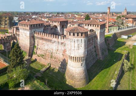 Vista aerea del Castello Sforzesco o Rocca Sforzesca, Soncino, Lombardia, Italia Foto Stock