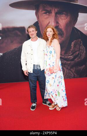 Max Montgomery und Marleen Lohse bei der „Horizon“ Film Premiere AM 4.08.2024 a Berlino Foto Stock