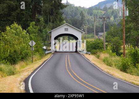 Stati Uniti, Oregon, contea di Lane. Lowell-Unity Road, Fall Creek, Unity Covered Bridge. Costruito nel 1890. Foto Stock