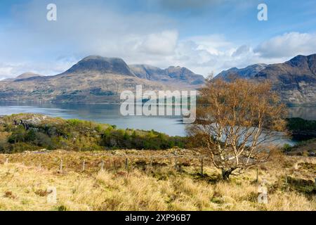 Beinn Alligin sopra Upper Loch Torridon, dalla A896 Road, Torridon, Highland Region, Scozia, Regno Unito Foto Stock