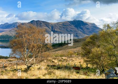 Liathach sopra Upper Loch Torridon, dalla A896 Road, Torridon, Highland Region, Scozia, Regno Unito Foto Stock