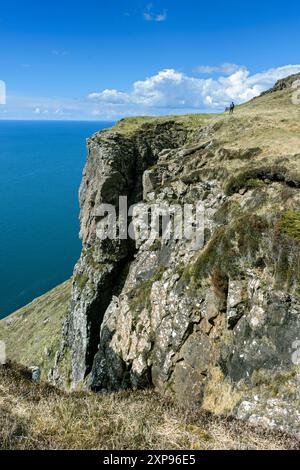 Una camminata sulla cima della scogliera costiera cammina sotto Beinn an Eòin sul lato nord di Glen Brittle, Isola di Skye, Scozia, Regno Unito Foto Stock