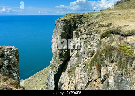 Una camminata sulla cima della scogliera costiera cammina sotto Beinn an Eòin sul lato nord di Glen Brittle, Isola di Skye, Scozia, Regno Unito Foto Stock