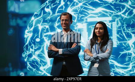 Amministratori che utilizzano l'intelligenza artificiale che simulano i processi mentali umani in un modello computerizzato. Ritratto dei dipendenti che lavorano con algoritmi di apprendimento automatico ai, telecamera A. Foto Stock