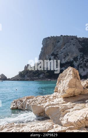 Maestose scogliere calcaree e acque turchesi di Cala Luna Foto Stock