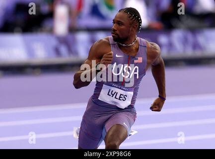 Parigi, Francia. 4 agosto 2024. Olimpiadi di Parigi: Atletica leggera. Noah Lyles degli Stati Uniti nelle semifinali maschili dei 100 metri. Lyles in seguito vinse la finale per 5/1000 di secondo conquistando la medaglia d'oro allo Stade de France, durante il giorno nove dei Giochi Olimpici di Parigi del 2024, Parigi, Francia. Crediti: Adam Stoltman/Alamy Live News Foto Stock