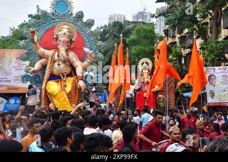 Mumbai, India. 4 agosto 2024. MUMBAI, INDIA - 4 AGOSTO: Devoti che portano l'Idol Ganesh, laboratorio di Ganesh, in vista del Ganesh Festival, a Chinchpokli, il 4 agosto 2024 a Mumbai, India. (Foto di Bhushan Koyande/Hindustan Times/Sipa USA ) crediti: SIPA USA/Alamy Live News Foto Stock