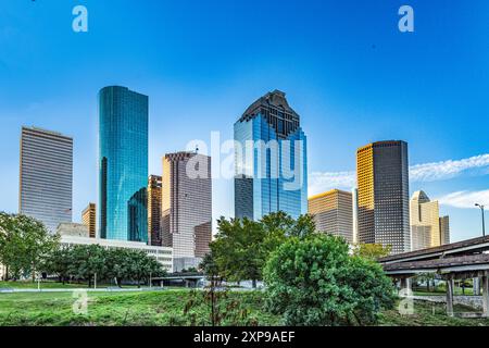 Skyline panoramico di Houston, Texas alla luce del mattino visto dal Buffalo Bayou Park Foto Stock