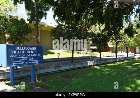 BELLFLOWER, CALIFORNIA - 28 LUGLIO 2024: Firma per il Bellflower Health Services nel Civic Center. Foto Stock