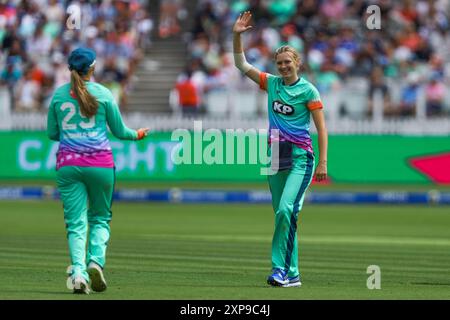 Sophia Smale di Oval Invincibles celebra dopo il licenziamento di Danielle Gibson di London Spirit durante la Hundred Match London Spirit Women vs Oval Invincibles Women at Lords, Londra, Regno Unito, 4 agosto 2024 (foto di Izzy Poles/News Images) Foto Stock